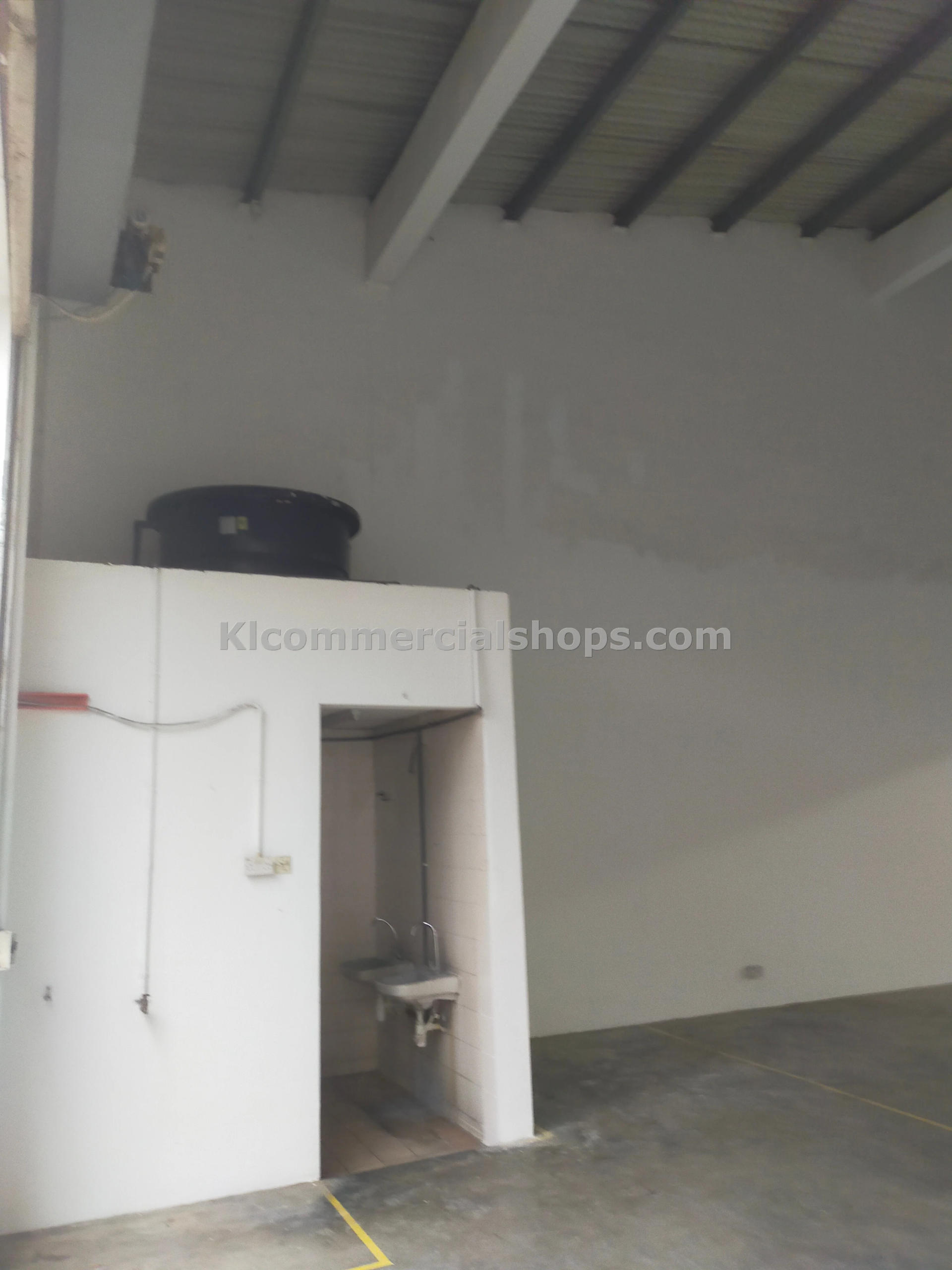 kilang untuk disewa Shah Alam — Pintu Masuk Roller Shutter