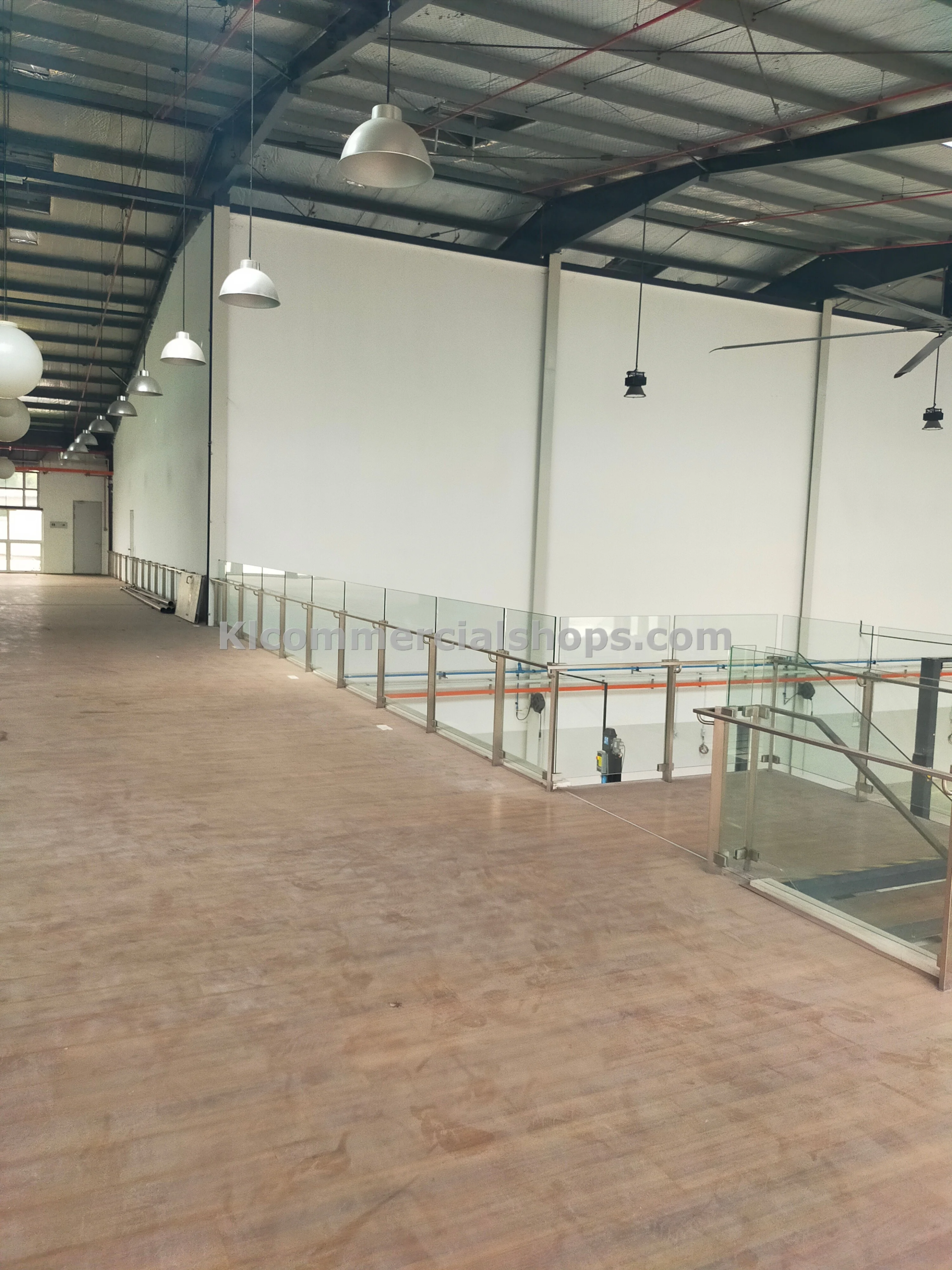 Industrial showroom for rent in Puchong car showoom