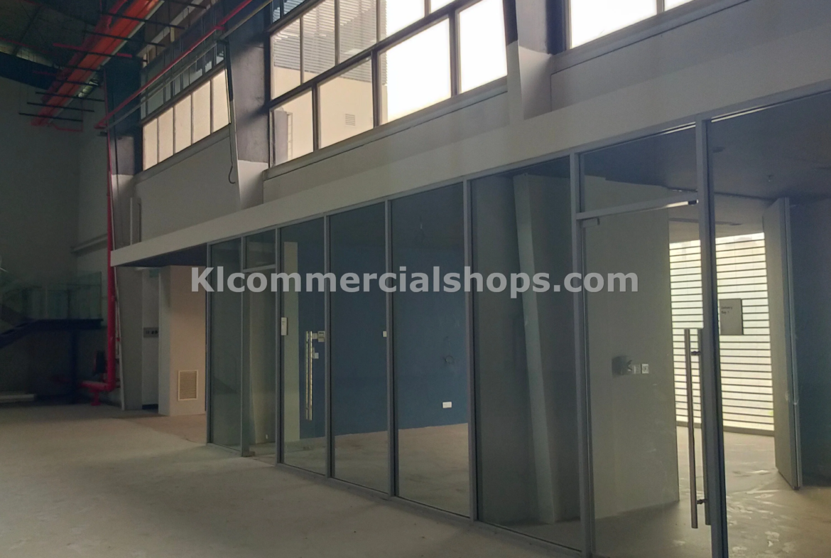 Large showroom for rent in Puchong 40 feets ceiling