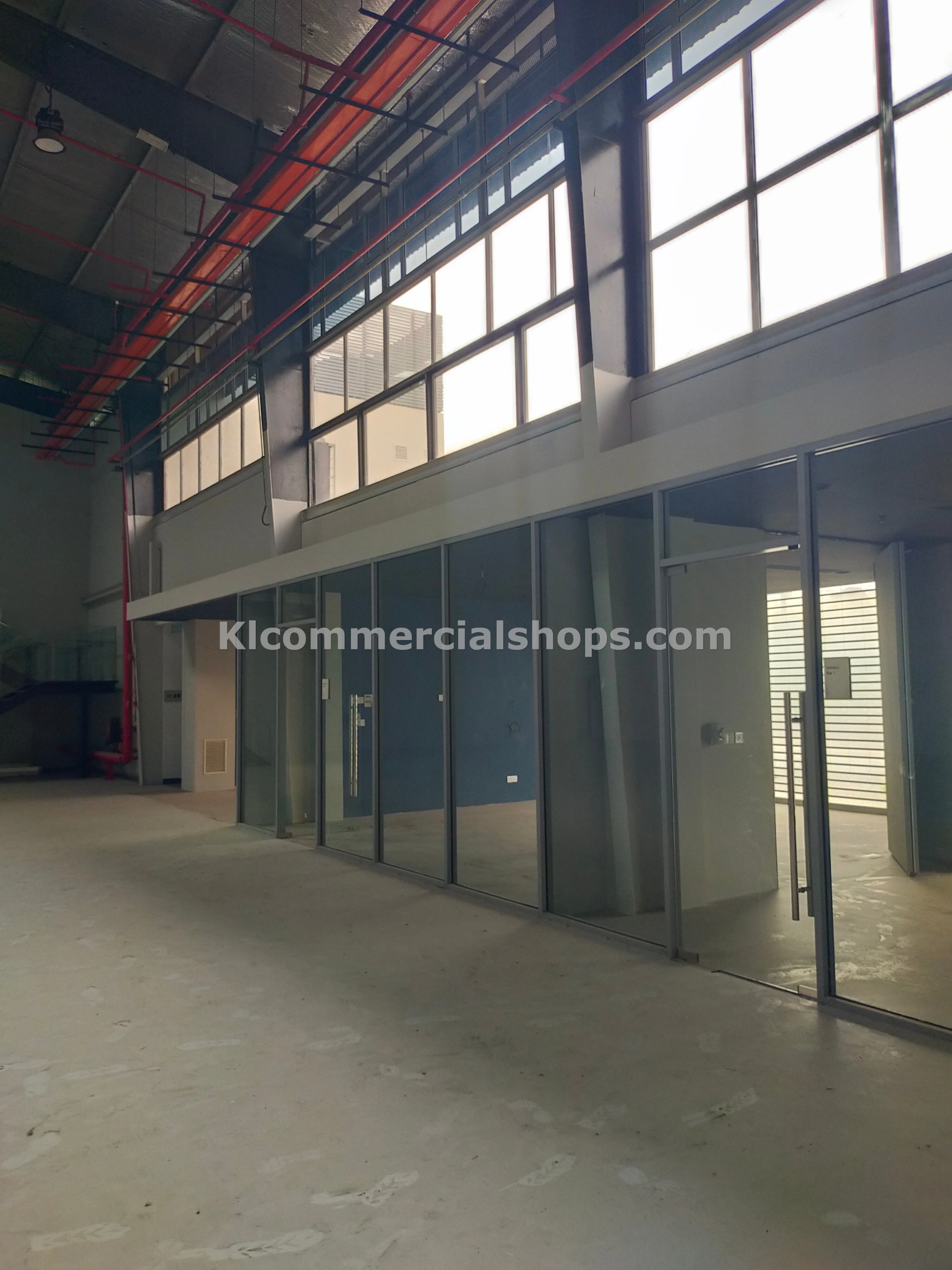 Large showroom for rent in Puchong 40 feets ceiling