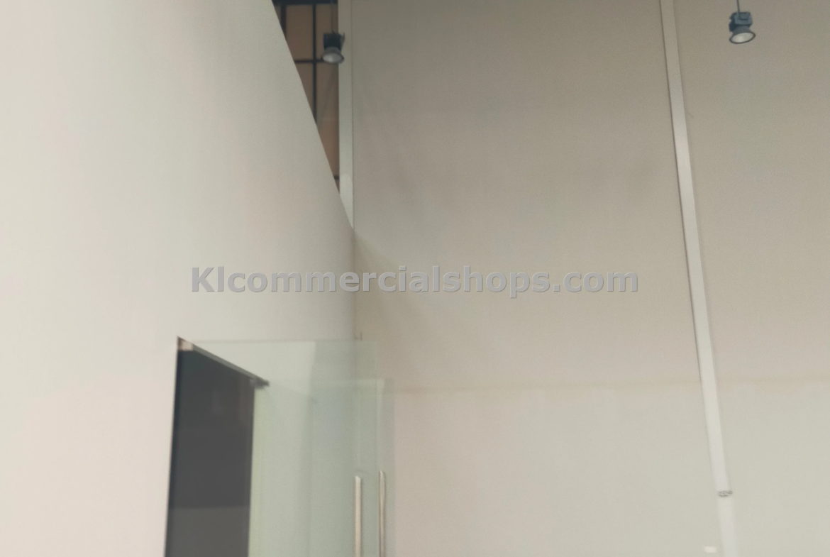 Large showroom for rent in Puchong warehouse