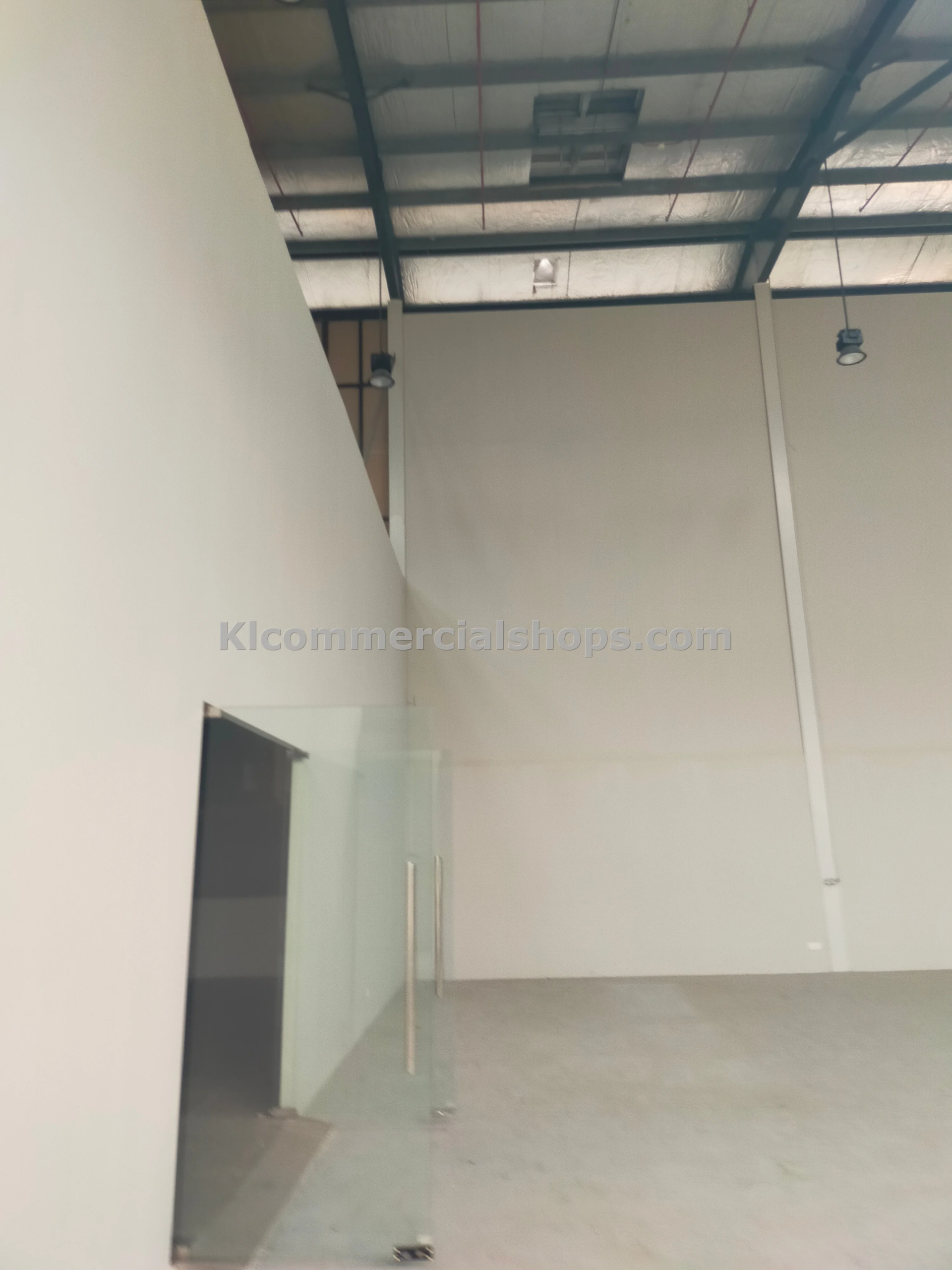 Large showroom for rent in Puchong warehouse