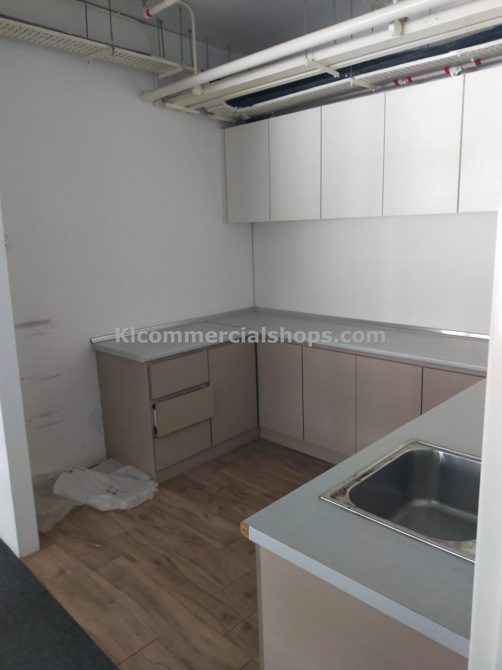 showroom for rent Puchong office station